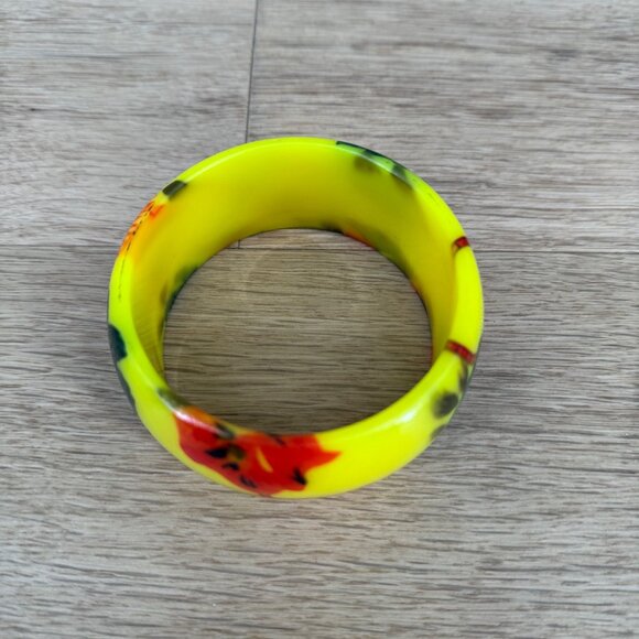 Vintage Laminated Lucite Bangle Bracelet Bright Yellow Red Green Floral Chunky - Picture 4 of 8